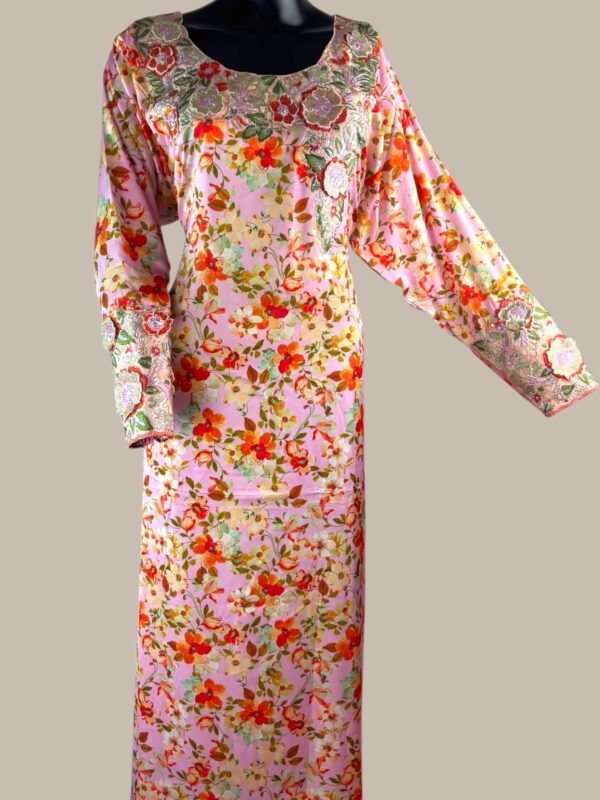 Roze jalabiya met pastelkleurige bloemen