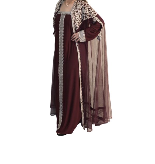 Rode kaftan met cape bisht