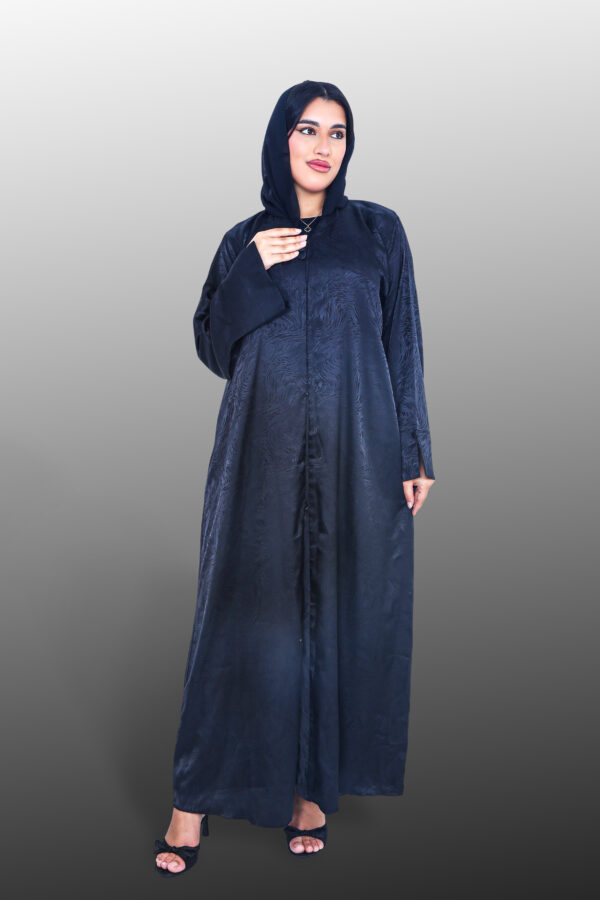 Zwarte abaya met bijpassende hoofddoek