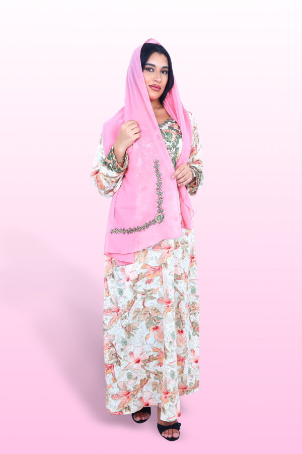 Oranje met groene jalabiya met bijpassende hoofddoek